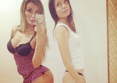  Andressa Urach posa de lingerie e compara corpo com amiga